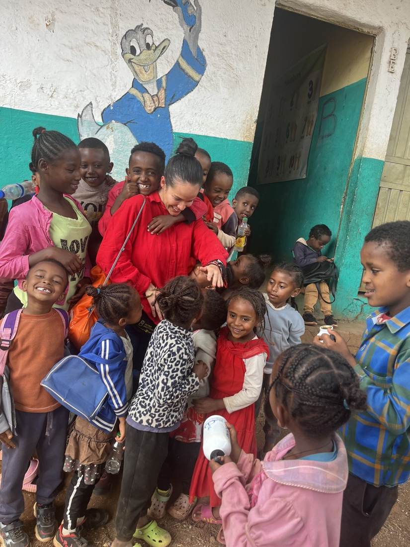 Joselyn García con niños en Etiopía, voluntariado Ambessa